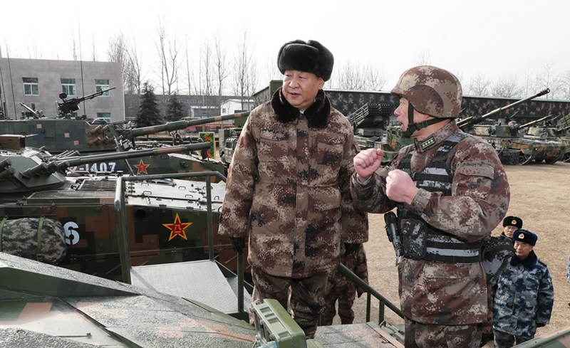 1月3日，中共中央总书记、国家主席、中央军委主席习近平视察中部战区陆军某师。这是习近平登上99A坦克，详细了解装备战技性能。