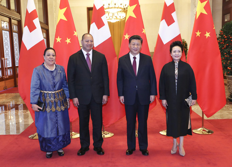 3月1日，国家主席习近平在北京人民大会堂同汤加国王图普六世举行会谈。这是习近平和夫人彭丽媛同图普六世国王和娜娜茜帕乌王后合影。