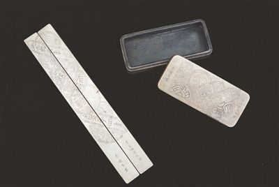 这是彭家珍生前用过的铜墨盒（右）和铜镇纸。（资料照片）
