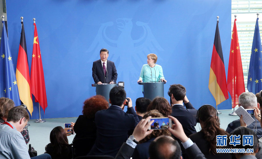 　　2017年7月5日，国家主席习近平在柏林同德国总理默克尔举行会谈。这是会谈后，两国领导人共同会见记者。图片来源：新华社