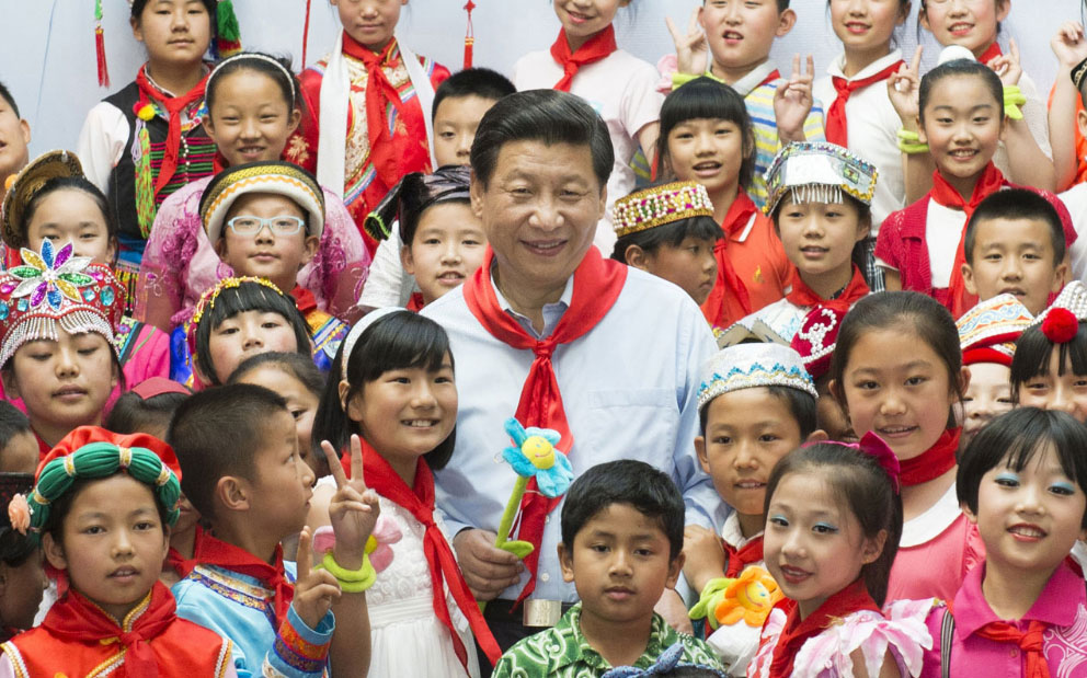 　　2013年5月29日，习近平在北京市少年宫参加“快乐童年放飞希望”主题队日活动。来源：新华社