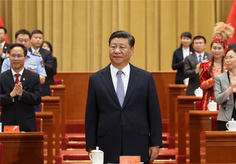 6月26日，中国共产主义青年团第十八次全国代表大会在北京人民大会堂开幕。这是中共中央总书记、国家主席、中央军委主席习近平在主席台向与会代表致意。
