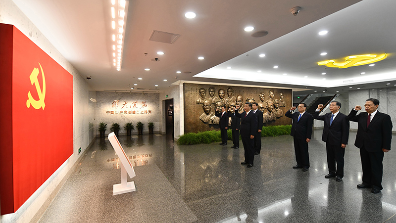 　　2017年10月31日，在上海中共一大会址纪念馆，习近平带领其他中共中央政治局常委同志一起重温入党誓词。