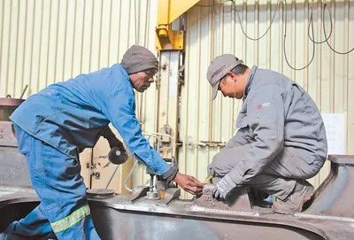 　　在中国中车南非比勒陀利亚工厂内，中南员工一起工作。人民日报记者 李志伟摄