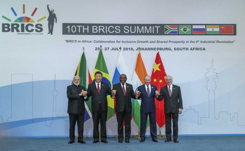 7月26日，金砖国家领导人第十次会晤在南非约翰内斯堡举行。南非总统拉马福萨主持。中国国家主席习近平、巴西总统特梅尔、俄罗斯总统普京、印度总理莫迪出席。这是五国领导人合影。