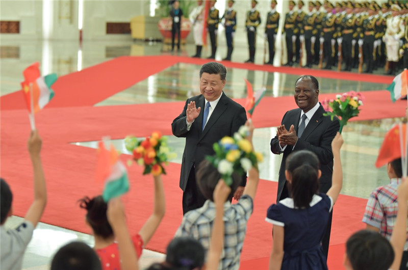 　　8月30日，国家主席习近平在北京人民大会堂同科特迪瓦总统瓦塔拉举行会谈。这是会谈前，习近平在人民大会堂北大厅为瓦塔拉举行欢迎仪式。新华社记者 李涛 摄