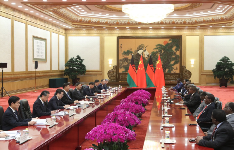 　　9月1日，国家主席习近平在北京人民大会堂会见马拉维总统穆塔里卡。新华社记者 张领 摄