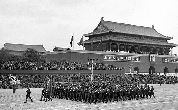 图为1954年10月1日，中国人民解放军航空学院的学员们通过天安门接受检阅。