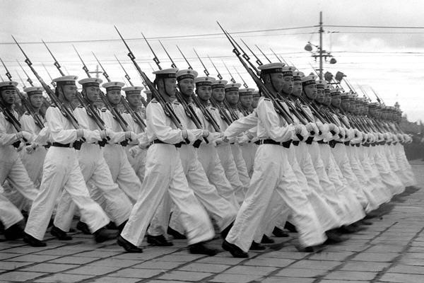 图为中国人民解放军海军部队身着新式军装通过天安门广场。