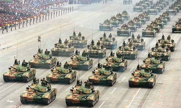 图为1999年10月1日，我军最新型主战坦克在国庆阅兵式上首次亮相。