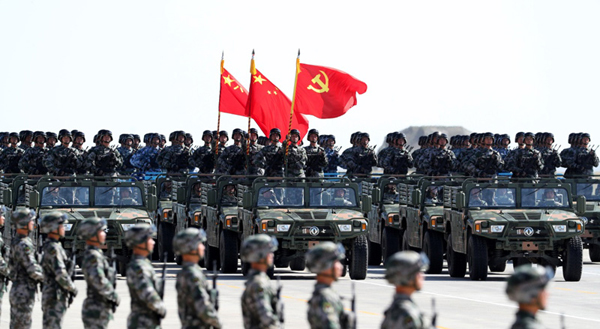 2017年7月30日，庆祝中国人民解放军建军90周年阅兵在位于内蒙古的朱日和训练基地举行。图为护旗方队。