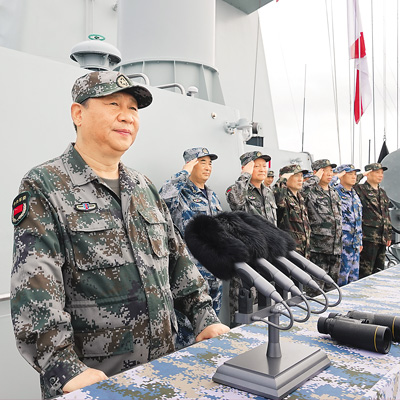 　　2018年4月12日，中央军委在南海海域举行海上阅兵。这是习近平检阅海上编队。新华社记者 李刚 摄