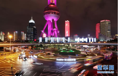 这是位于上海浦东陆家嘴的“珠联璧合”主题花坛。图片来源：新华社
