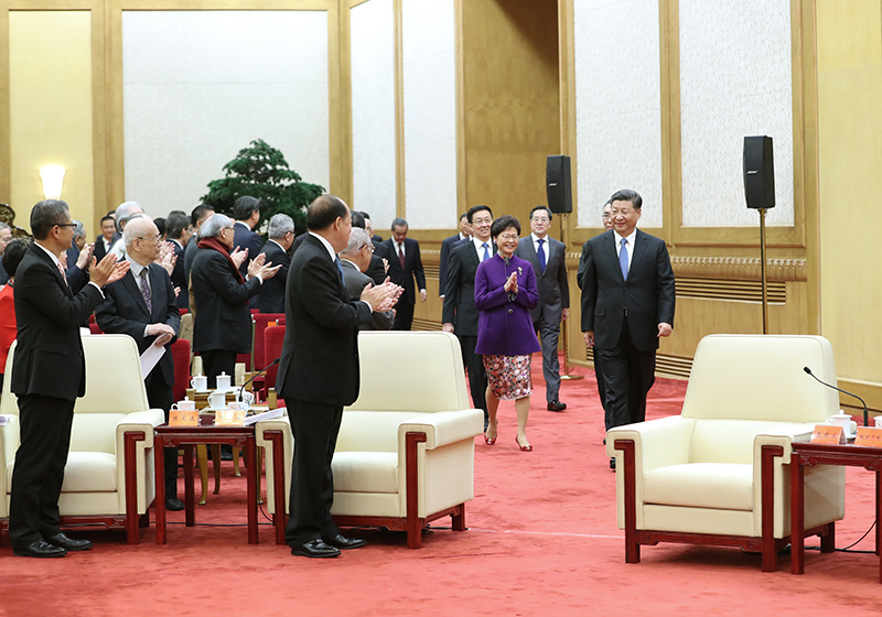11月12日，国家主席习近平在北京人民大会堂会见香港澳门各界庆祝国家改革开放40周年访问团。