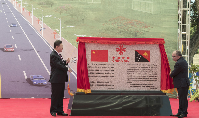　　11月16日，国家主席习近平在莫尔兹比港和巴布亚新几内亚总理奥尼尔共同出席中国援建的独立大道移交启用仪式。新华社记者 鞠鹏 摄