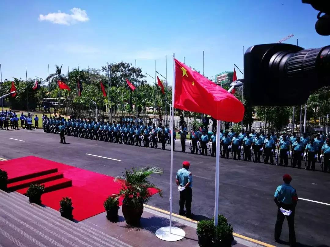 巴新的欢迎仪式在议会大厦前广场举行。（央视记者张晓鹏拍摄）