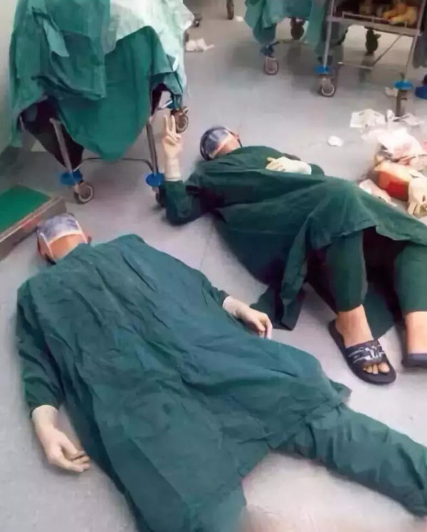(医生们历时32个小时为一位脑瘤病人做了6种手术,术后,医生们累得直接躺在地上)