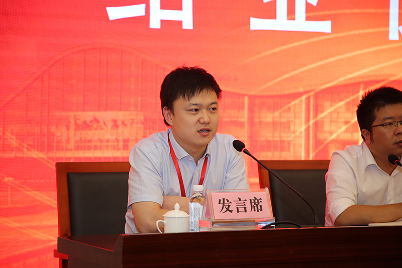 李腾代表第四组学员发言
