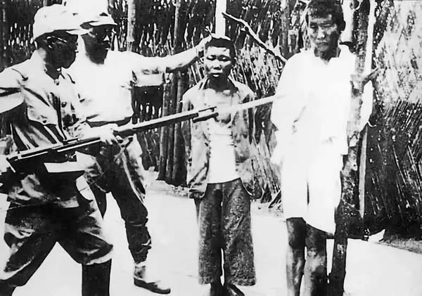 日军在南京将中国青年作活靶练习刺杀