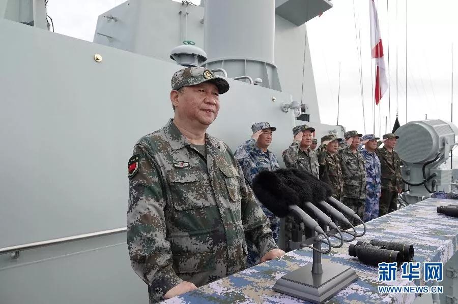 4月12日，中央军委在南海海域隆重举行海上阅兵。这是习近平检阅海上编队。