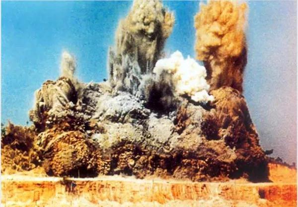 图为建港填海的“开山炮”在深圳蛇口炸响（资料照片）。