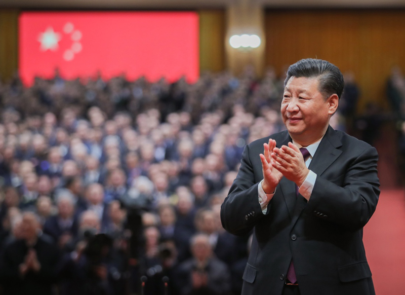 12月18日，庆祝改革开放40周年大会在北京人民大会堂隆重举行。中共中央总书记、国家主席、中央军委主席习近平在大会上发表重要讲话。这是习近平鼓掌向受表彰人员表示祝贺。