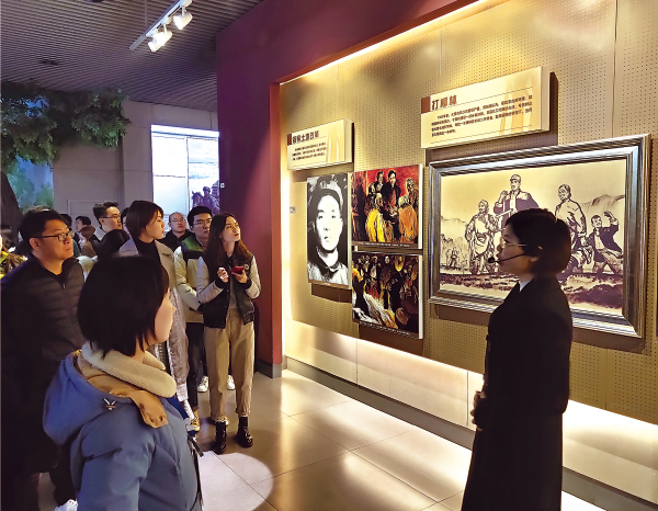 2018年11月，参加“改革开放河南行 新闻战线强‘四力’”主题教育采访活动的记者，在兰考县焦裕禄纪念馆参观学习。