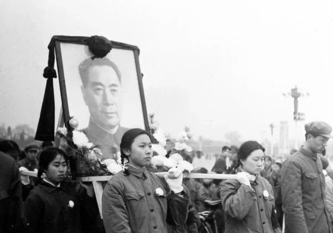 资料照片：1976年1月8日，周恩来在北京逝世，享年78岁。这是人们抬着周总理画像走向人民英雄纪念碑。新华社发