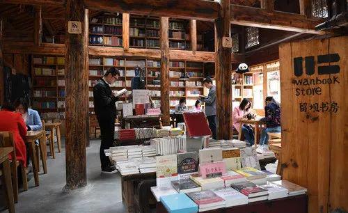 Readers are reading books (materials) in Liuba study room. In the old street of Liuba County, there is a "Liuba study room" that was transformed from an old quadrangle into a reading space. Reporter Tao Mingshe