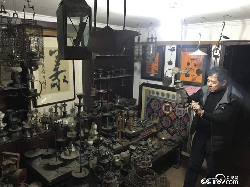 经过改造的地下室里堆满了佟福林的“宝贝”。(记者 王莉莉 摄)