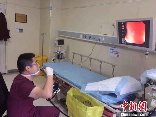Sitting alone in the operating room, my right hand is manipulating the gastroscope tube inserted into my throat, and my eyes are fixed on the screen, calmly observing my stomach environment &hellip; &hellip; These days, Jin Chengfeng, a gastroenterologist in the Fourth Affiliated Hospital of Zhejiang University School of Medicine, became popular on the Internet. Jin Chengfeng said that he did this to feel whether gastrointestinal endoscopy was really so uncomfortable, and he was also flustered when it was his turn to do gastroscopy. Yunnan Dulongjiang Border Police: Haircutting is an essential skill for us.