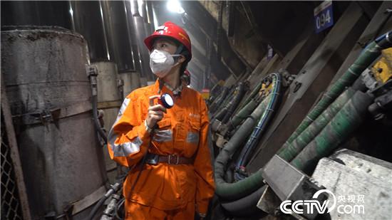 记者深入地下200米的煤炭开采现场亲身体验
