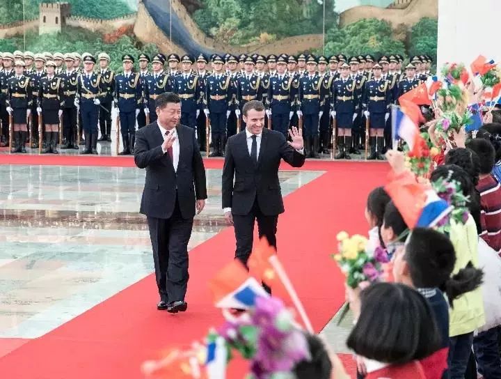 2018年1月9日，国家主席习近平在北京人民大会堂同法国总统马克龙举行会谈。这是会谈前，习近平在人民大会堂北大厅为马克龙举行欢迎仪式。新华社记者王晔摄