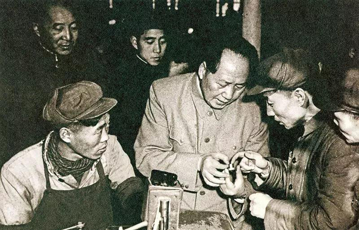 1956年1月11日，毛泽东同志视察国营南京无线电厂。