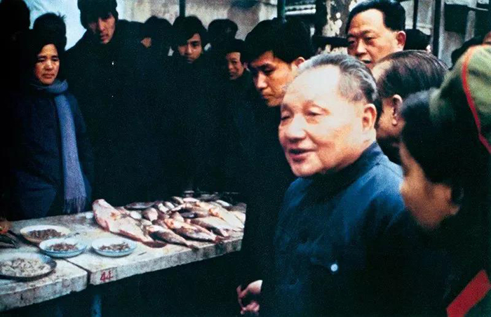1983年2月，邓小平同志视察上海市静安区胶州路农贸市场。