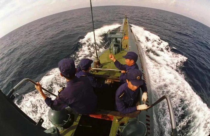 资料照片：这是海军潜艇航行在南中国海上。新华社记者 查春明 摄