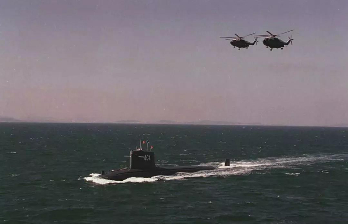 这是海上演习中的核潜艇和反潜直升机（资料照片）。新华社记者 查春明 摄