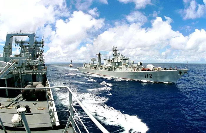 海军出访舰艇编队在太平洋赤道线上进行航行中补给（资料照片）。新华社记者 查春明 摄