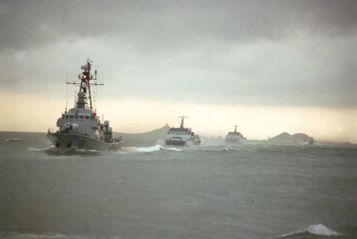 1997年7月1日早晨，中国人民解放军驻香港部队海军舰艇大队十艘船只驶入香港海域。8时25分全部舰只在香港昂船洲码头靠岸。新华社记者 赵建伟 摄