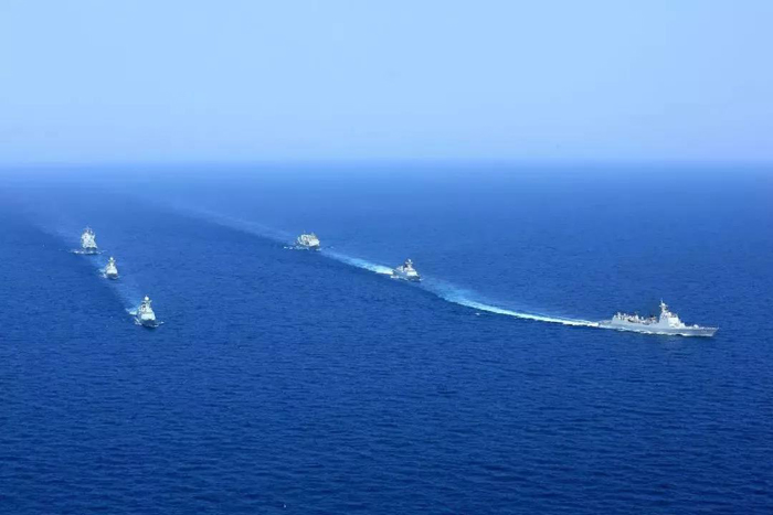 2015年8月23日，圆满完成亚丁湾、索马里海域护航任务的中国海军第二十批护航编队（右）与第二十一批护航编队分航，驶离亚丁湾海域开始执行环球访问任务。新华社发（曾涛 摄）