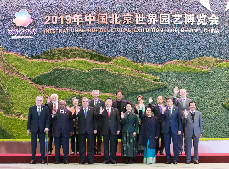 4月28日，国家主席习近平在北京延庆出席2019年中国北京世界园艺博览会开幕式，并发表题为《共谋绿色生活，共建美丽家园》的重要讲话。这是开幕式前，习近平和夫人彭丽媛同参加开幕式的外方领导人集体合影。