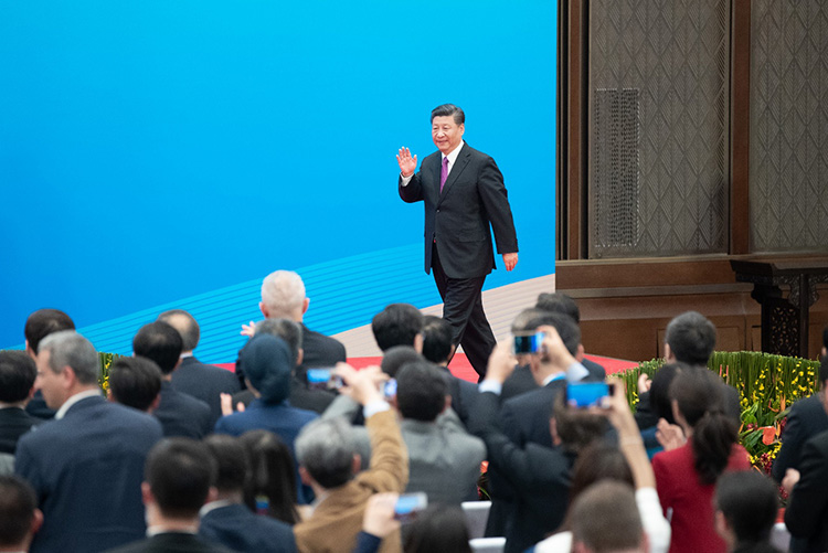 　　2019年4月27日，习近平会见中外记者，介绍第二届“一带一路”国际合作高峰论坛圆桌峰会情况和主要成果。这是习近平步入记者会现场。
