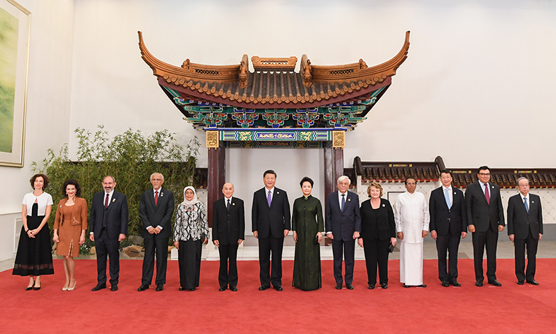 5月14日，国家主席习近平和夫人彭丽媛在北京人民大会堂举行宴会，欢迎出席亚洲文明对话大会的外方领导人夫妇及嘉宾。这是习近平和彭丽媛同外方领导人夫妇及嘉宾合影。