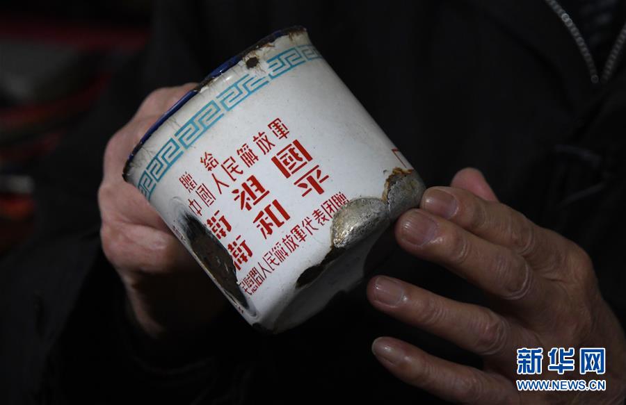 　　这是张富清珍藏了几十年、补了又补的搪瓷缸（3月31日摄）。新华社记者 程敏 摄