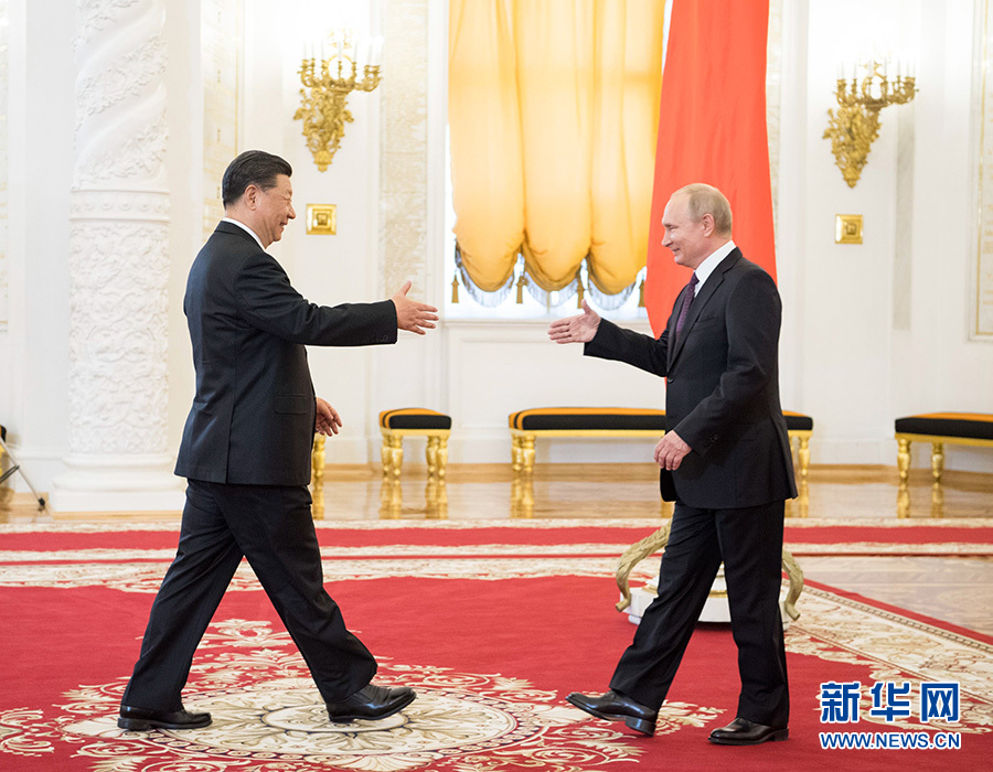 6月5日，国家主席习近平在莫斯科克里姆林宫同俄罗斯总统普京会谈。这是两国元首在会谈前握手。 新华社记者 李学仁 摄
