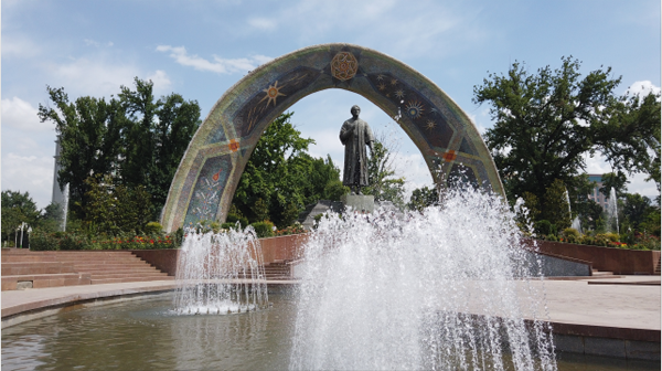 鲁达基广场。鲁达基（850年-941年）是塔吉克斯坦著名诗人。杜尚别市中心主干道以鲁达基命名。（央视记者丁沂拍摄）