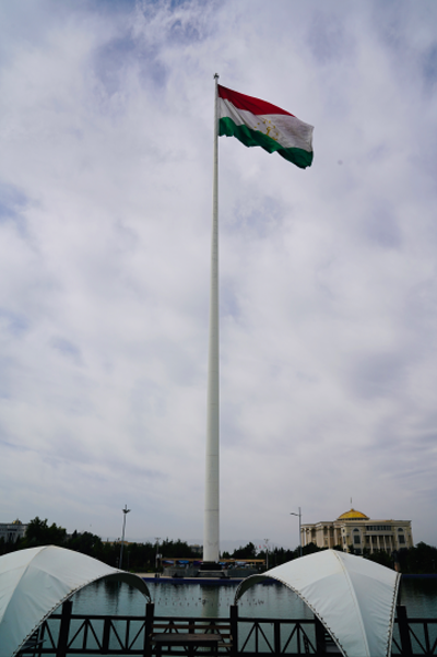 广场群中有一处2011年建成的旗杆，高达165米，据说是世界上最高的旗杆，可悬挂长60米、宽30米的国旗。这面硕大的国旗在杜尚别整个城区几乎都能看到。