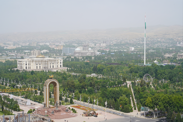 从杜尚别市内最高建筑俯瞰广场群。纪念碑后方的白色建筑为塔吉克斯坦总统府。（央视记者石丞拍摄）