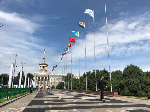 吉尔吉斯国家音乐厅前广场的上合组织成员国国旗。（央视记者许永松拍摄）