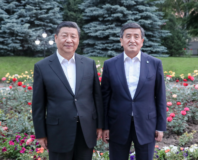 6月12日，甫抵比什凯克的国家主席习近平，应吉尔吉斯斯坦总统热恩别科夫邀请，来到总统官邸。两国元首亲切会见。新华社记者 姚大伟 摄
